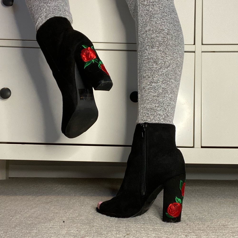 Stylish Lola Shoetique Rose Open Toe Heeled Boots